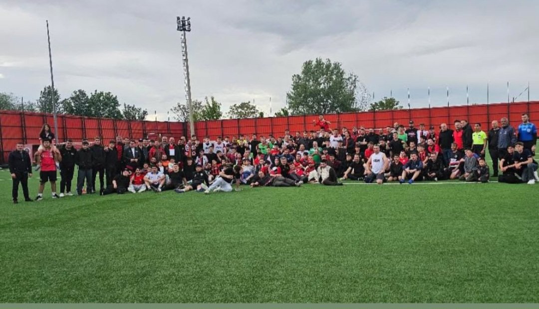 G_Birligi_Haber's tweet photo. Şampiyon Cephe!

2. Gençlerbirliği Taraftarlar Derneği Halı Saha Turnuvası'nda şampiyonluğu Cephe Taraftar Grubu kazandı.

İlhan Cavcav Tesisleri’nde düzenlenen turnuvada Alkaralar, Anakondalar, Asiller, Batıkentli Gençler, Cephe, GAR, Gençlerbirliği Taraftarlar Derneği, Gençlerbirliği Yılmaz, Kara Kızıl, Kuzeyin Gençleri, Son Kale ve Tayfa 1923 taraftar grupları mücadele etti.

Finalde Gençlerbirliği Yılmaz'ı yenen Cephe mutlu sona ulaştı.

Şampiyonluk kupasını Gençlerbirliği Başkan Yardımcısı Arif Ölmez ve Teknik Direktör Metin Diyadin verdi.

Organizasyona katılan takımlara yönetim kurulu üyeleri ve sponsorlar tarafından çok sayıda ödül de verildi.