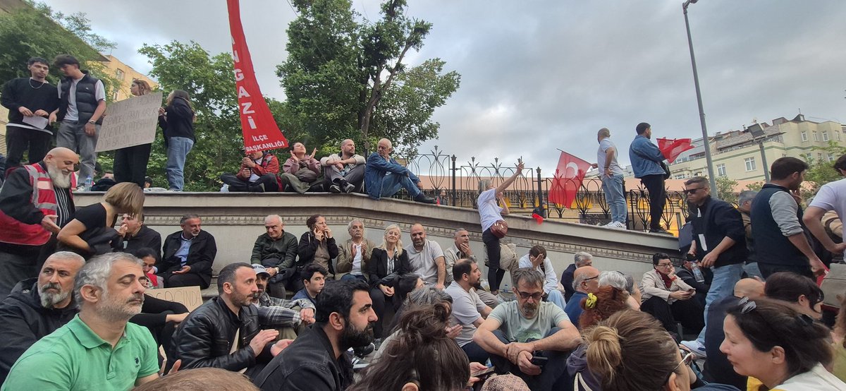 chpeyupsultan's tweet photo. CHP Halktır, Halkın Dediği Olur.
İstanbul 2. Bölge Basın Açıklaması ve Oturma Eylemi’ne katılım sağladık.
AKP iktidarı ne yaparsa yapsın bizi bölemeyecek; bu haksızlıklar, hukuksuzluklar son bulacak. https://t.co/rKe4IpevTo