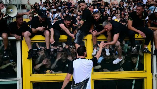 raffamad81's tweet photo. Qualcuno può spiegarmi perché nel 2014 quando #CiroEsposito fu sparato e i tifosi del Napoli chiesero la sospensione della finale di Coppa Italia si parlò solo di ultras criminali e Jenny la carogna mentre nel #derby di Torino pare che le rimostranze dei tifosi fossero legittime? https://t.co/MKf064QiAQ