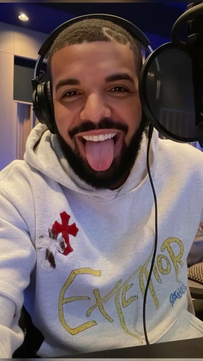 Cipher2277's tweet photo. @chartdata @JudahSimpe86537 @Drake People can debate opinions all day but the numbers are getting ridiculous 😭🏆🔥  
When your biggest competition for historic debuts is literally yourself, that’s generational https://t.co/SmutMi9X2m