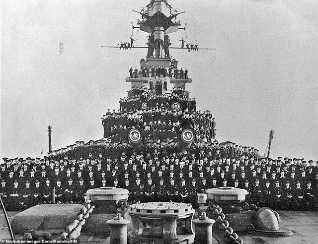 HiddenHistoryYT's tweet photo. HMS Hood’s crew photographed in March 1941. In just two months most of the men pictured will perish with the ship.

RIP to the 1,415 brave men lost at sea. Lest we forget 🇬🇧 https://t.co/qat1RPrLgt