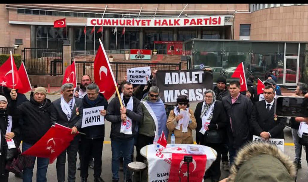 EEsenar's tweet photo. Kurucu Önderimin  emanet ettiği Cumhuriyetin ilelebet yaşaması için bedel ödeyen Şehit, aile yakınları ve Gazilerimiz ile 13 Şubat 2026 Tarihinde  CHP Gen. Mrk. Önünde  biz yağmurda ıslandık, hayırdır bile demedi bizlere bir Allahın kulu. Koltuk için yağmur şov senin tercihin ÖÖ. https://t.co/TmUNn4y3he