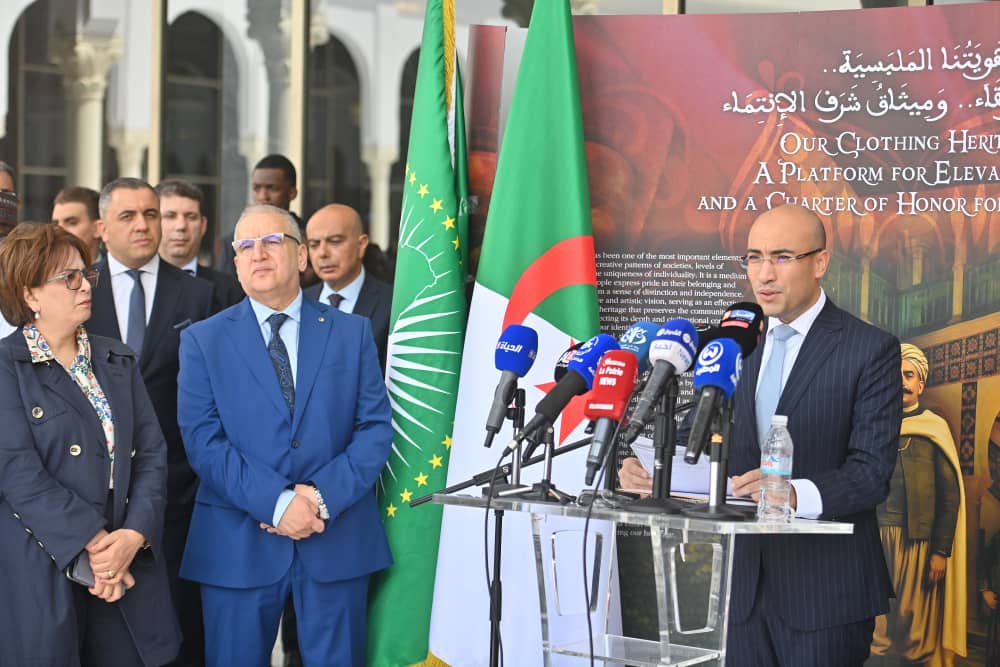 Algeria_MFA's tweet photo. أشرف كاتب الدولة، السيد @SECCNE_Chaib  على افتتاح المعرض الثقافي وذلك بحضور وزيرة الثقافة والفنون، السيدة مليكة بن دودة، والأمين العام للوزارة، السيد لوناس مقرمان، إلى جانب عميد السلك الدبلوماسي الإفريقي المعتمد لدى🇩🇿، سعادة سفير جمهورية🇺🇬، السيد جون كريسوستوم ألينتوما نسامبو. https://t.co/8jHfTIgH1c