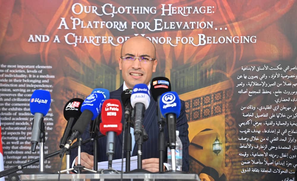 Algeria_MFA's tweet photo. أشرف كاتب الدولة، السيد @SECCNE_Chaib  على افتتاح المعرض الثقافي وذلك بحضور وزيرة الثقافة والفنون، السيدة مليكة بن دودة، والأمين العام للوزارة، السيد لوناس مقرمان، إلى جانب عميد السلك الدبلوماسي الإفريقي المعتمد لدى🇩🇿، سعادة سفير جمهورية🇺🇬، السيد جون كريسوستوم ألينتوما نسامبو. https://t.co/8jHfTIgH1c