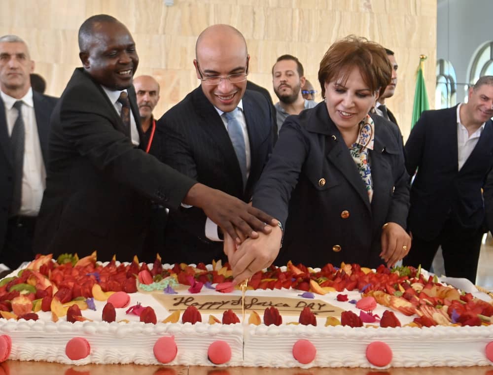 Algeria_MFA's tweet photo. أشرف كاتب الدولة، السيد @SECCNE_Chaib  على افتتاح المعرض الثقافي وذلك بحضور وزيرة الثقافة والفنون، السيدة مليكة بن دودة، والأمين العام للوزارة، السيد لوناس مقرمان، إلى جانب عميد السلك الدبلوماسي الإفريقي المعتمد لدى🇩🇿، سعادة سفير جمهورية🇺🇬، السيد جون كريسوستوم ألينتوما نسامبو. https://t.co/8jHfTIgH1c