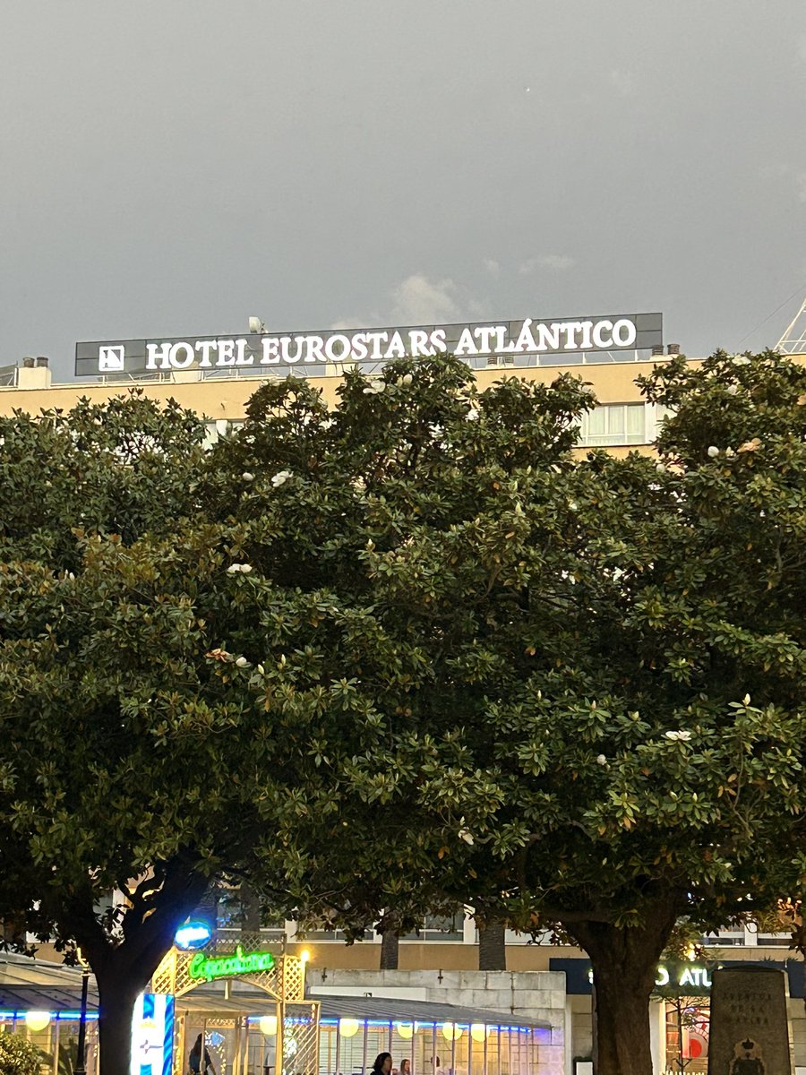 Jgpress's tweet photo. Venia para A Coruña y he mirado el móvil para ver en qué hotel me alojaba. Hotel Atlántico. Anda!!  En este hotel me alojé en mi primera Vuelta Ciclista a España. Empezaba aquí en A Coruña. Estamos hablando de abril de 1989. Como de rápido pasa la vida. https://t.co/ZX2mSWiGpY