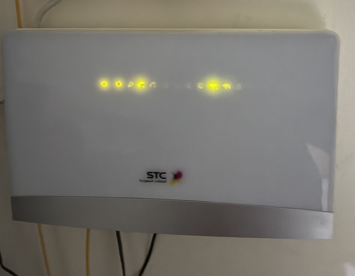 o6k7's tweet photo. @stccare_ksa @stc_ksa 

المودم عندي إصدار قديم وكل يوم الساعة 10 الصباح يفصل ويعيد تشغيل نفسه، والنت يقطع بشكل مستمر.
كلمت الدعم أكثر من مرة ورفضوا يغيرونه رغم إن المشكلة واضحة.
ندفع اشتراك عشان خدمة مستقرة مو معاناة يومية.
نطالب بتبديل الأجهزة القديمة وتحسين الخدمة. https://t.co/0yhs7fElVD