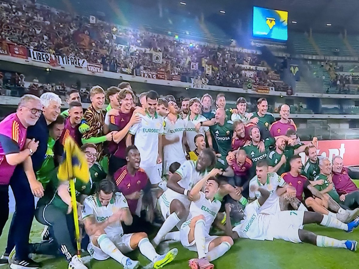 Essandz's tweet photo. Absolute cinema  😍🤭😭
#VeronaRoma https://t.co/EqAjoimjs9