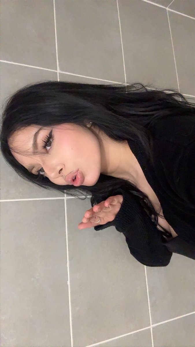 Youngw0o's tweet photo. Les p’tit selfie fin de makeup https://t.co/YO7lkPUU8E