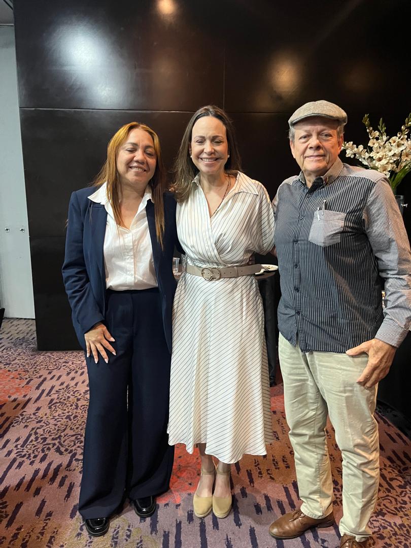 ASDVenezuela's tweet photo. 🇻🇪 📍En Ciudad de Panamá, @AteneaLemon (ASD) y el @edwinsambranov, de la ASD y el Espacio CONSENSO, con la líder de los sectores democraticos de Venezuela y premio Nobel de la Paz, @MariaCorinaYA en un alto de la jornada de trabajo celebrada hoy. Vamos por la #DemocraciaSoberana https://t.co/Y9tINFMSS1