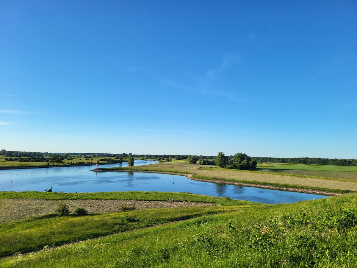 karinn03's tweet photo. De plaats waar de IJssel een aftakking maakt naar het Twentekanaal. #fietsen #water #buiten https://t.co/o6mLnqFeBQ