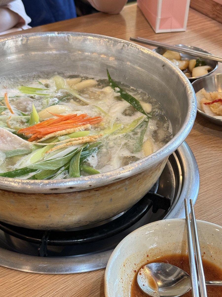hanako__zero's tweet photo. 首尔的最后一天去了皮肤科，口服消炎药要自己去药房买，大迷路🧎绕了很久决定问路…遇到一对看起来就非常善良的情侣，女生很可爱像是会和同学分享妈妈做的午饭的类型，男生很像faker（真的）她们带我找到了最近的一家，还和店员阿姨交代我是外国人才离开，这个该死的世界怎么有这么多善良的人啊😭 https://t.co/z4ikNdLUPQ