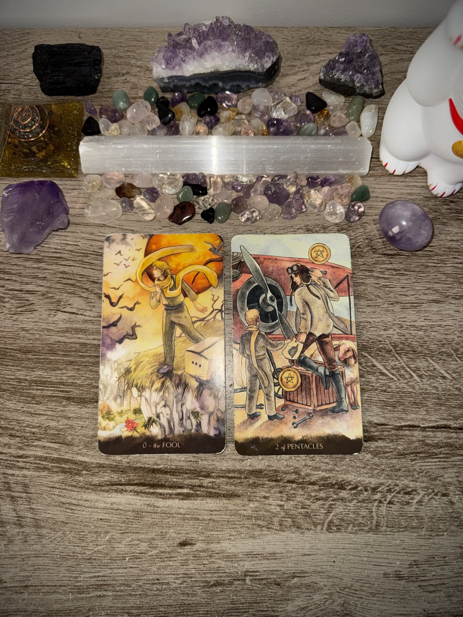raftarot's tweet photo. tarot semanal ⋆˙
♐︎ sagitário ⋆˙

é meio contraditório se abrir pra viver algo novo mas ao mesmo tempo esperar pela perfeição e pelo resultado maravilhoso. chega a ser uma arrogância consigo mesmo; exigir tanto de si ao viver algo diferente pela primeira vez, e mesmo que seja a segunda, quarta, sétima vez... ainda sim é maldade consigo mesmo exigir a perfeição de si. primeiro que essa perfeição nem existe, segundo que seus erros te levarão aos seus maiores acertos, e terceiro... é mais legal tropeçar, cair e ter histórias legais pra contar do que viver de forma robótica.

a mensagem de hoje é pra você fazer as pazes com seus erros, com suas falhas [que sempre existirão, mas que você trata com repugnância]. são esses erros que construíram a pessoa que você é, e que construirão sua melhor versão, sem eles você não seria nada, sem eles você não teria chegado aqui.

você sempre consegue passar pano pra todo mundo, mas por que é tão difícil passar pano pra si mesmo, pra sua própria história?