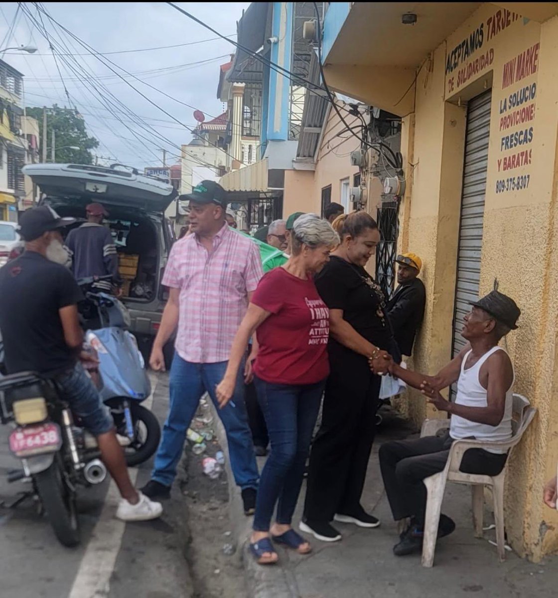 manuelcrespoRD's tweet photo. Durante esta semana, los equipos de trabajo de la @FPcomnica continuaron en las calles de Salcedo, Tenares y Villa Tapia, visitando casa por casa a todos los ciudadanos de la Provincia Hermanas Mirabal; donde el pueblo solo decía a toda voz: @LeonelFernandez Presidente en el 2028 https://t.co/KrHhJ0Io0U