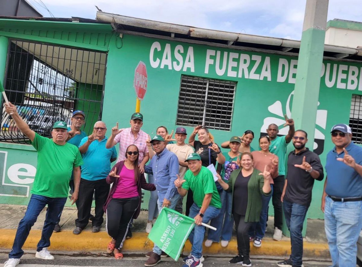 manuelcrespoRD's tweet photo. Durante esta semana, los equipos de trabajo de la @FPcomnica continuaron en las calles de Salcedo, Tenares y Villa Tapia, visitando casa por casa a todos los ciudadanos de la Provincia Hermanas Mirabal; donde el pueblo solo decía a toda voz: @LeonelFernandez Presidente en el 2028 https://t.co/KrHhJ0Io0U
