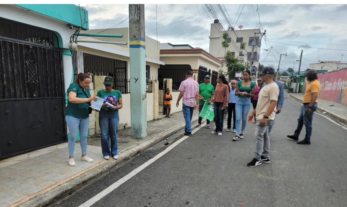 manuelcrespoRD's tweet photo. Durante esta semana, los equipos de trabajo de la @FPcomnica continuaron en las calles de Salcedo, Tenares y Villa Tapia, visitando casa por casa a todos los ciudadanos de la Provincia Hermanas Mirabal; donde el pueblo solo decía a toda voz: @LeonelFernandez Presidente en el 2028 https://t.co/KrHhJ0Io0U