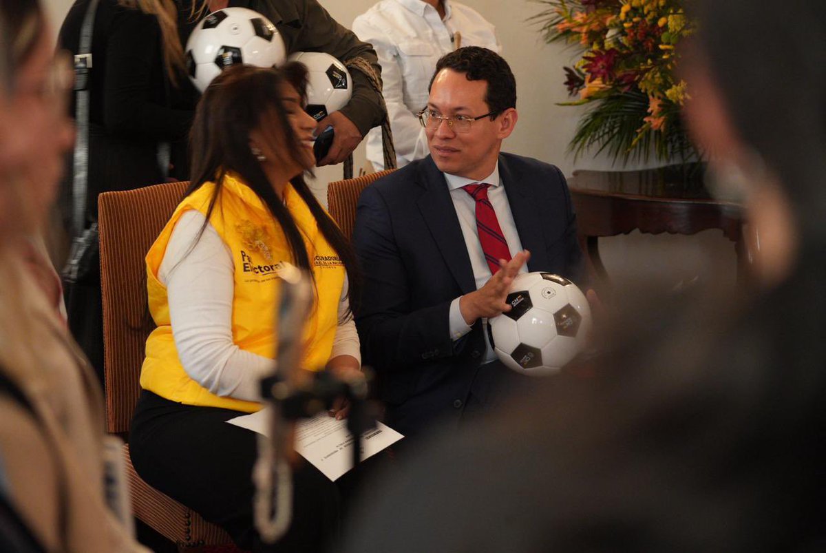 MinInterior's tweet photo. ¡Inició la jornada electoral para los colombianos en el exterior que participarán en las elecciones presidenciales 2026-2030!

Desde el Palacio San Carlos, sede de la @CancilleriaCol, el viceministro del Interior, @JaimeBerdugoP, acompañó la apertura de este proceso democrático. https://t.co/DDWPOH0w63