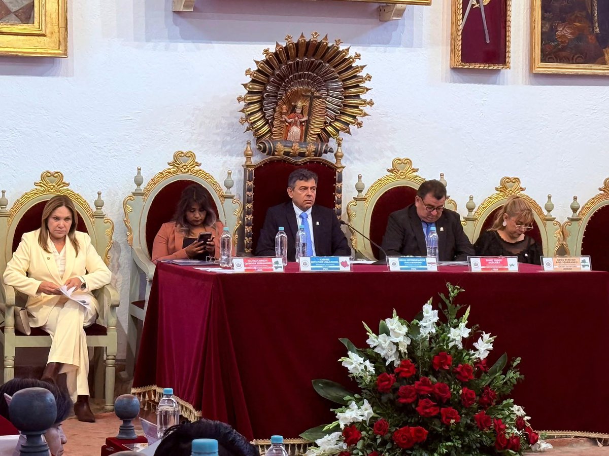 ellamararodrig1's tweet photo. Urgente: ¡Paz planea dictar estado de sitio!
La asamblea acaba de abrogar la ley 1341 (regula estados de excepción), traba que según voceros de Paz les impedía dictar sitio.
¡Pretenden callar al pueblo movilizado a balazos, como en la dictadura de Banzer! https://t.co/s0VasgaiT1