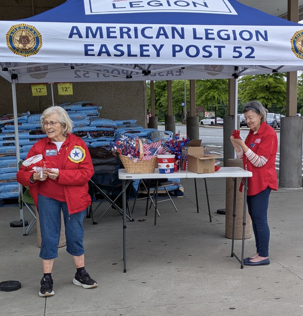 MimiEllen7's tweet photo. Anyone around Sam's Club today or tomorrow, say Hi and donate to our veterans! 🫡 🇺🇸 https://t.co/Si7TfRliS8
