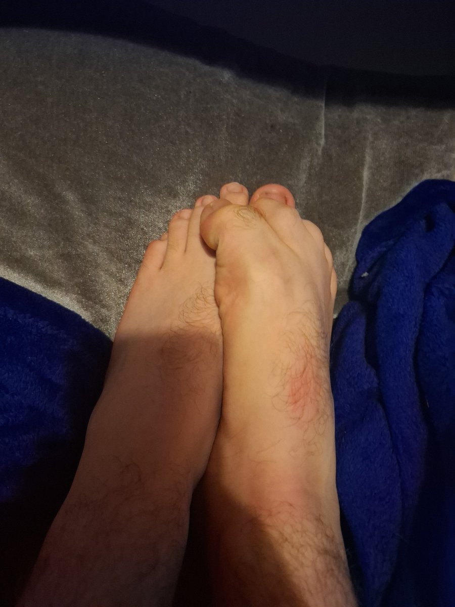 Gruppy755's tweet photo. Its too hot for socksss #feetfetısh #feetworshi̇p #footfetısh #footdaddy #femboy #boyfeet https://t.co/B5QHdEyfvk