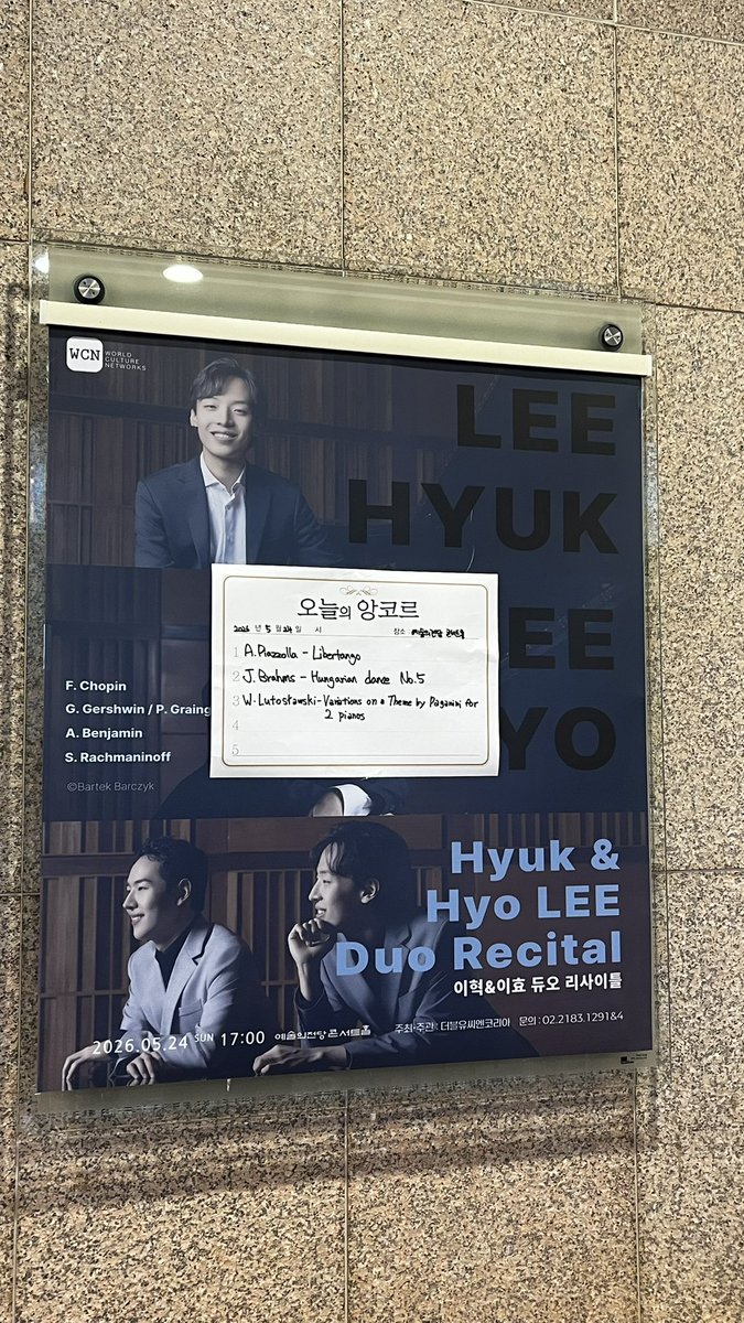 dnsehdgo1's tweet photo. 앵콜은 3곡이었는데 마지막을 장식한 파가니니 주제에 의한 변주곡은 그야말로 두 연주자의 한계를 시험하는 듯한 초절기교의 향연이었다. 폭발적인 스피드와 정교한 테크닉이 맞물리며 피아노 두 대가 낼 수 있는 가장 화려하고도 깊은 울림을 만끽한, 오랫동안 잔상이 남을 환상적인 리사이틀이었다. https://t.co/CyZv7bLONC