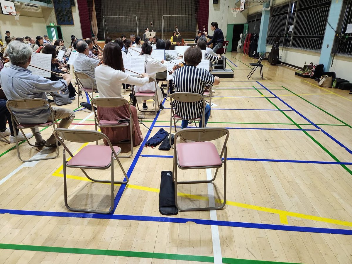 edo_phil's tweet photo. 今日は代役石川先生に、ほぼ全曲見てもらいました。

今回のコンサートのテーマは「EPO宇宙旅行」スターウォーズ、E T、銀河鉄道999など宇宙にちなんだ名曲がたくさん⭐️🌕

予約サイトはこちらです。ぜひ聞きに来て下さい。https://t.co/uV8y4a4NVF https://t.co/IyBOq08AhO