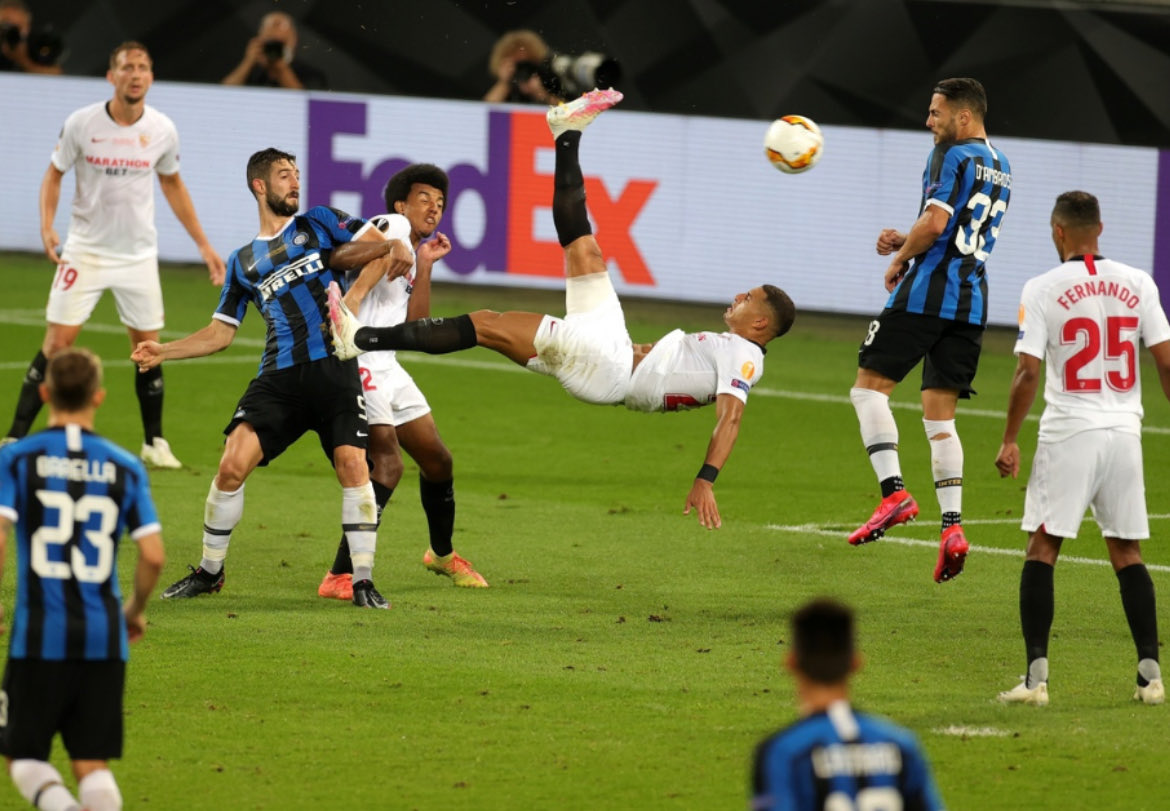 powrone's tweet photo. @Cinico_ @GIGi986728 @acmilan @juventusfc Quanto ci speravi prima della rovesciata più bella di sempre https://t.co/DIjEoPEXKo