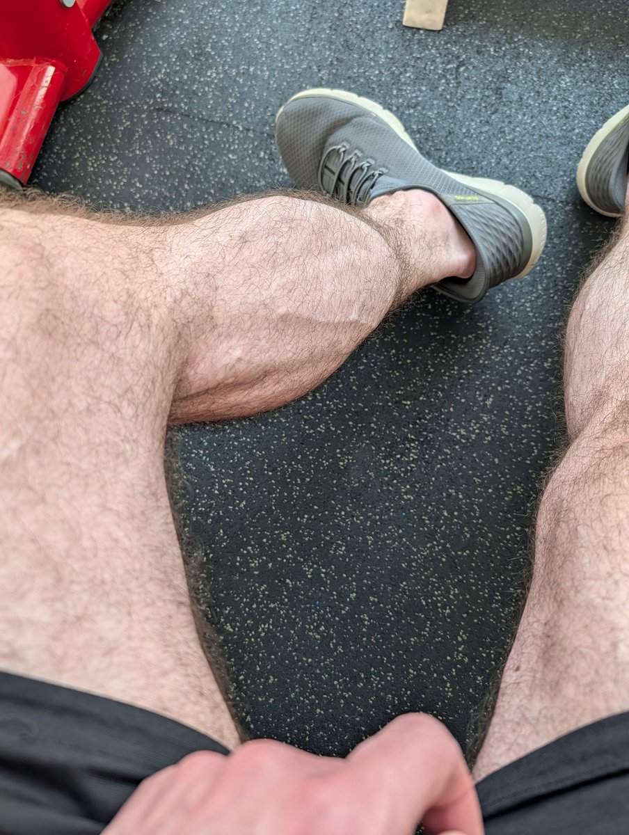 MuscleFantasy18's tweet photo. My calves alone are bigger than your fucking head https://t.co/YaOAMcXh3K