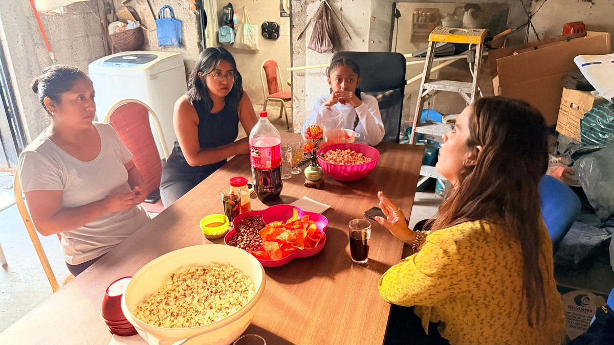 CaroBeauregard's tweet photo. En📍Constitución Mexicana recuerdan con cariño los buenos gobiernos del @PANPuebla2427 que sí los atendían con pavimentación, bacheo y mantenimiento a parques.

Ellas como yo estamos seguras que vendrán mejores tiempos para Puebla.

Siempre feliz de verlas 💙 https://t.co/AtpBDhN89s