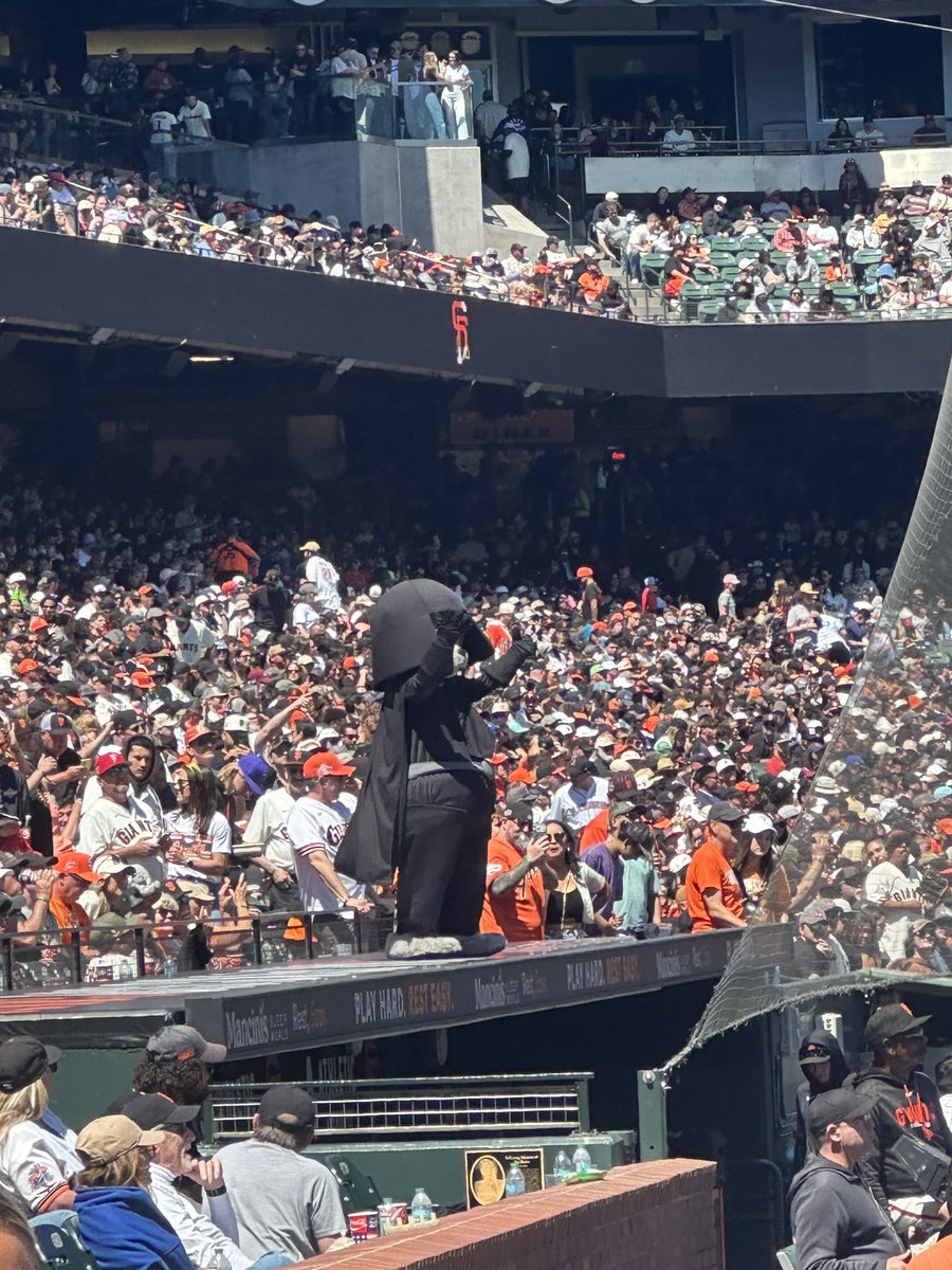 ballsusacsports's tweet photo. Darth Seal isn’t happy #sfgiants #luisarraez https://t.co/s22N6k6ilT