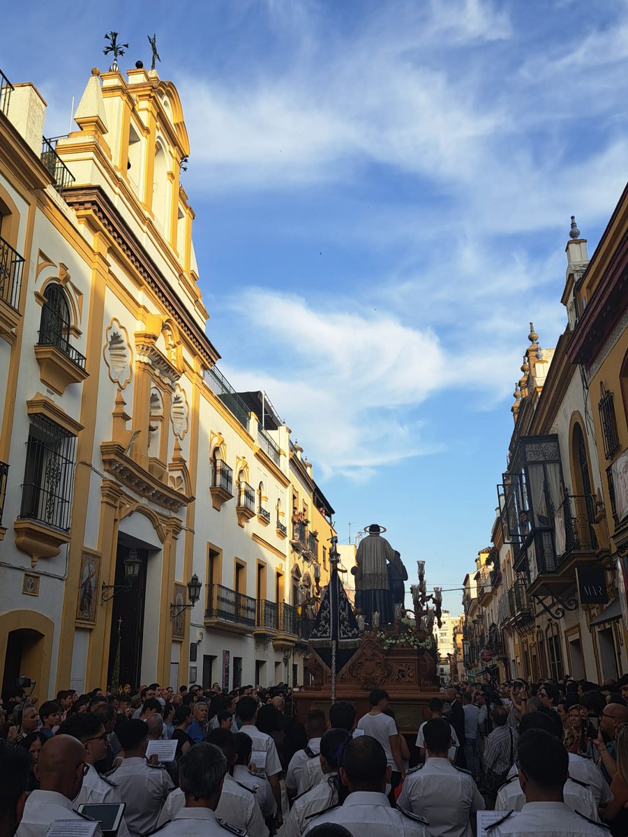 FuensantaMoron's tweet photo. Donde la música se vuelve oración, los sones se guardan en el corazón. 
Culminamos una tarde magnífica en Triana. Qué orgullo haber sido, un año más, el compás de la alegría de un barrio entregado a San Juan Bosco. Gracias por tanto cariño. 🙌

@AuxiTriana

#FuensantaMoron🎺🥁🎶 https://t.co/05avNG80gY