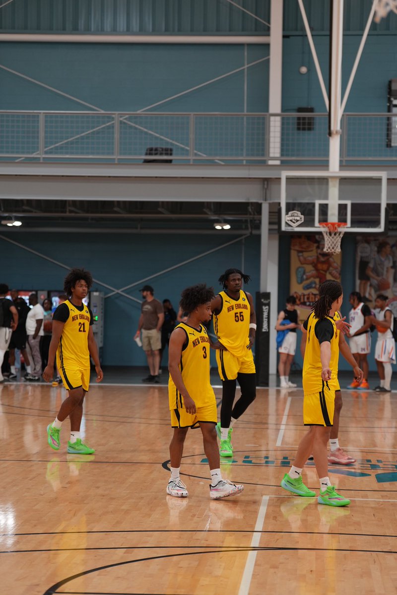 TNEBBallClub's tweet photo. 2027 5’11” G @keydaguard brings consistent shot-making, tough defense &amp; pure leadership‼️

Picked up a few offers last week. 
Went OFF just now &amp; led our team to a needed W against Team Museum (24 pts/ 4 asst)

Started with TNE in middle school
Finishing what we started💯 https://t.co/8wxNp2Ctdy