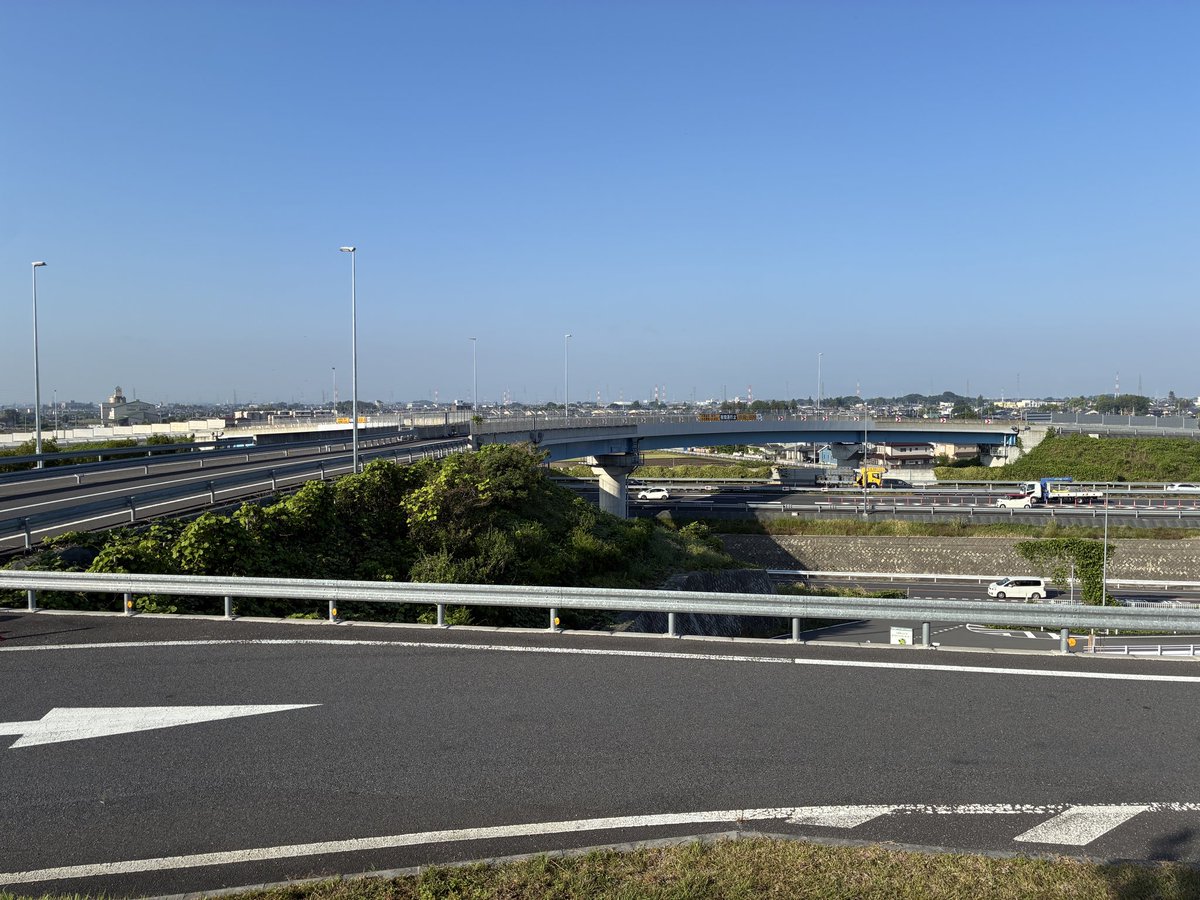 setoguru's tweet photo. おはようございます。
今朝は久しぶりの群馬県。🚚
快晴です。気温17℃。
このあと少しだけ栃木県に入って仕事しますが、明日の愛知に向けてＵターンです。
晴れてても霞んでるから、富士山は見えませんね。
月曜日。
気をつけて行ってらっしゃい。🤗 https://t.co/mYZEejpqRK