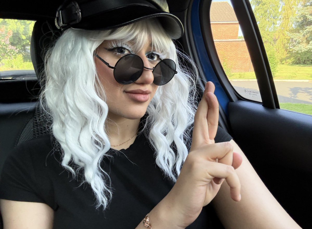 2tlikes2cry's tweet photo. Aura farming as Gojo at comic con today https://t.co/YcCljfnAmD