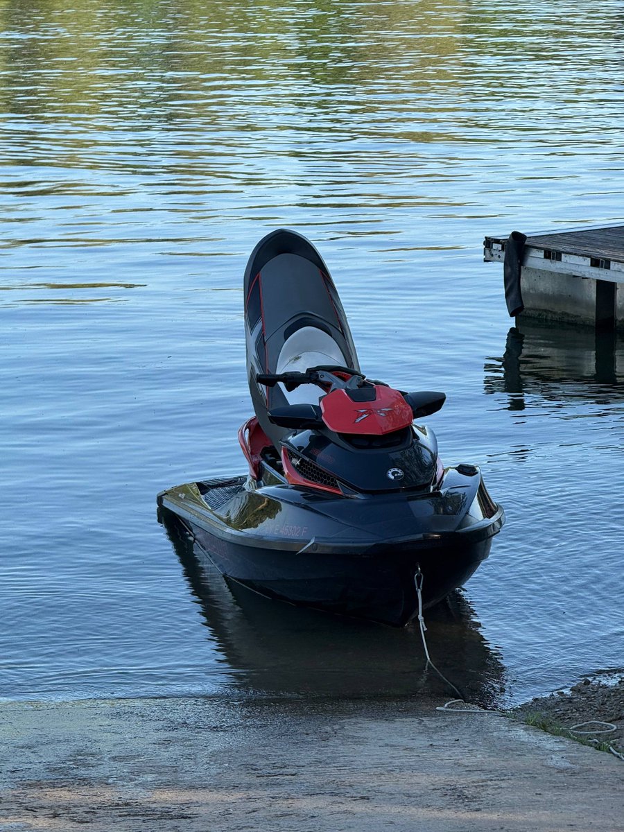 channuss's tweet photo. RIP le jet-ski, avec @_guyevans on l’a coulé…
glouglouglou.... plouf https://t.co/o0jNG2s5AW