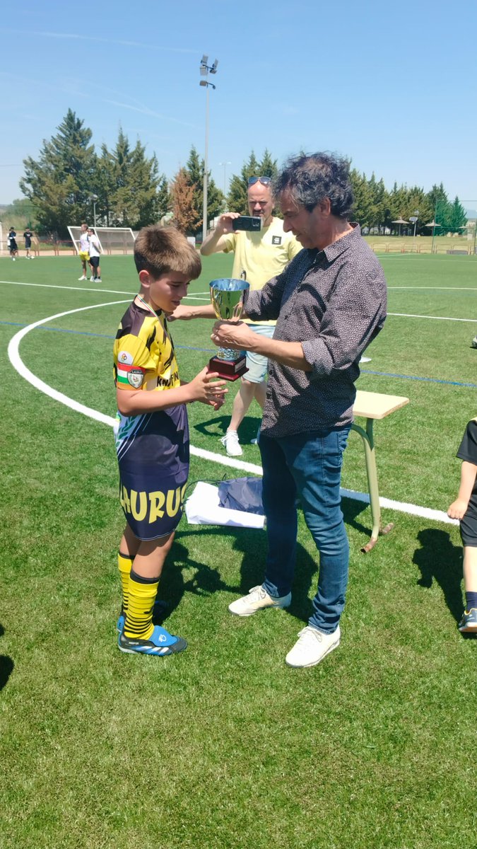 infolaurus's tweet photo. ALEVÍN 2015 'A' | Nuestros peques se han prociamado CAMPEONES DE LIGA Plata🏆 tras su victoria por 4-0 ante @sieteinfantesed en la Final jugada ésta mañana.

Felicidades a todos los jugadores, sus entrenadores Dani y Alexander, así como a todas las familias.

¡VAMOS LAURUS! 💛🖤 https://t.co/vCYCjYqPHk