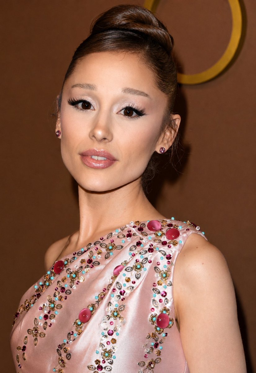 BuzzCrave_'s tweet photo. Ariana Grande announces she’s pregnant with twins:  

“I’ve got two buns in the oven, I’m eating for three now.” https://t.co/BdhFqzHDye