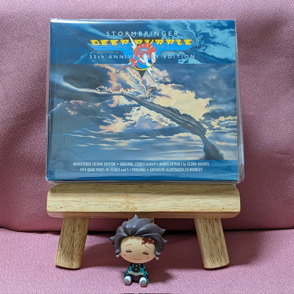 XmugLwwY8PlmunH's tweet photo. 《本日の通勤電車内音楽》

『嵐の使者〔３５ｔｈ  Ａｎｎｉｖｅｒｓａｒｙ  Ｅｄｉｔｉｏｎ〕/ディープ・パープル』(1974)

このアルバムを最後にリッチーは脱退、第三期終了

既にメンバー間の意思疎通は無く、リッチーの関わりも薄い

カヴァーデル、ヒューズが作品提供多め

#Deep_Purple https://t.co/G3S4eNdzxe
