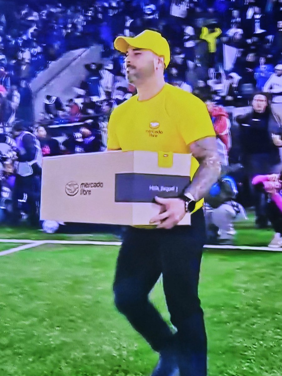 ChristianMondak's tweet photo. Mono Sánchez entregando el Balón de negro y amarillo #VamosColoColo https://t.co/PLeYk6IXqq