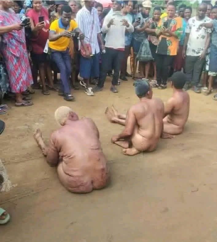 TalkMedia2n1's tweet photo. Breaking news reports that these women were caught stealing fish in the market.
 It is disheartening to see older individuals engaging in behavior that is often associated with younger people. 

How can we justify  🙆‍♂️🙆‍♂️🥲 #fypシ゚viralシfypシ゚ #fypシ゚ #highlight #everyone https://t.co/vjmmgvGOHk