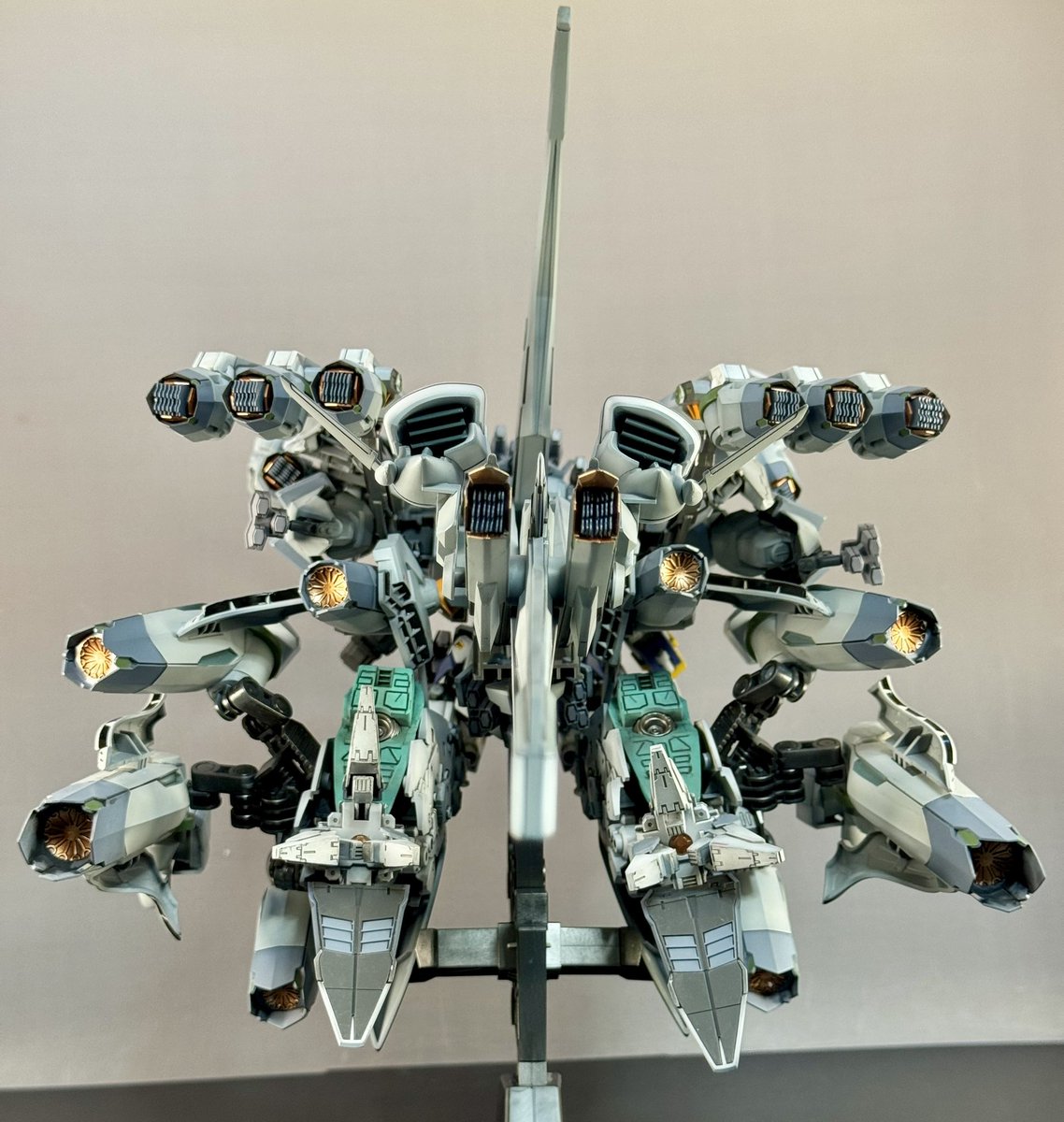 papagori_hobby's tweet photo. HG アリュゼウスが完成しました。

特別なことは出来ませんが、塗り分けを頑張りました。仕上げのデカール貼りで塗り分け忘れを発見したりと塗り分けもモンスター級です。

ロービジカラーなのであまり派手にならないように2色足してメインのグレーも何パターンか変えています。
#ガンプラ
続きます↓ https://t.co/RgQgzepaFj