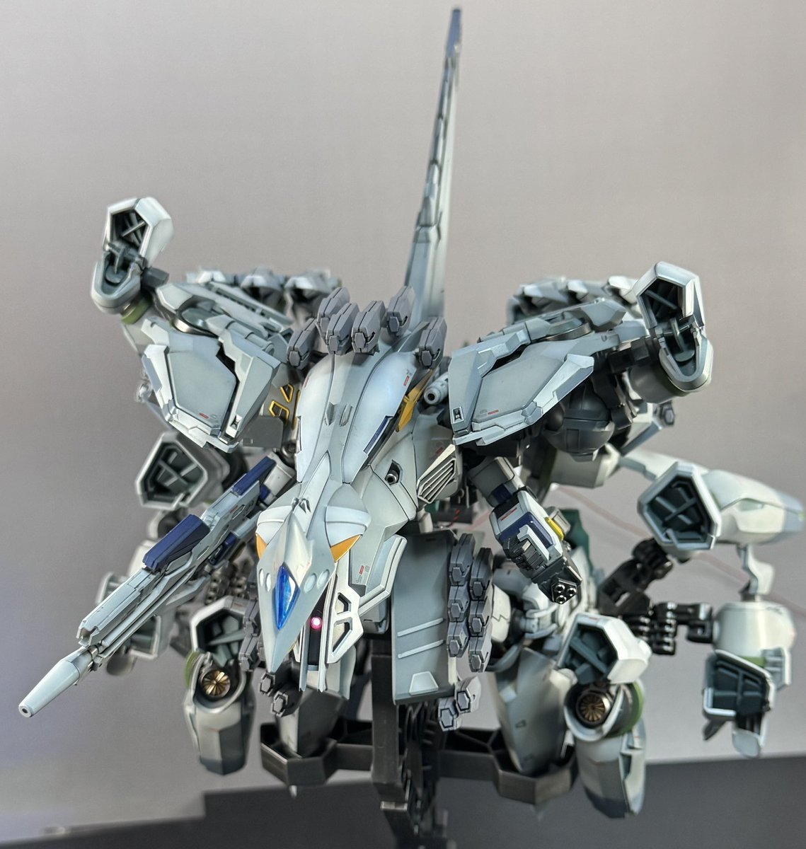 papagori_hobby's tweet photo. HG アリュゼウスが完成しました。

特別なことは出来ませんが、塗り分けを頑張りました。仕上げのデカール貼りで塗り分け忘れを発見したりと塗り分けもモンスター級です。

ロービジカラーなのであまり派手にならないように2色足してメインのグレーも何パターンか変えています。
#ガンプラ
続きます↓ https://t.co/RgQgzepaFj