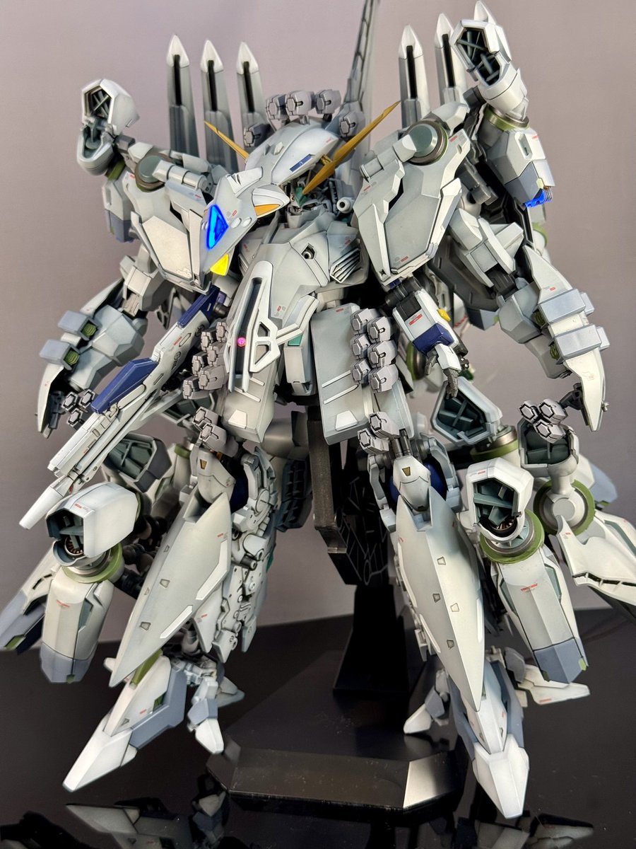 papagori_hobby's tweet photo. HG アリュゼウスが完成しました。

特別なことは出来ませんが、塗り分けを頑張りました。仕上げのデカール貼りで塗り分け忘れを発見したりと塗り分けもモンスター級です。

ロービジカラーなのであまり派手にならないように2色足してメインのグレーも何パターンか変えています。
#ガンプラ
続きます↓ https://t.co/RgQgzepaFj