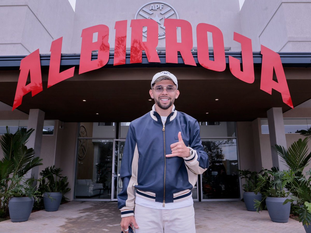 Albirroja's tweet photo. ¡Ya están aquí! 🤩

Postales de la llegada de los primeros albirrojos al CARDE para el inicio del operativo mundialista. 

¡Bienvenidos a casa, muchachos! 🙌
#VamosParaguay 🇵🇾 https://t.co/t1p2o6A7zc