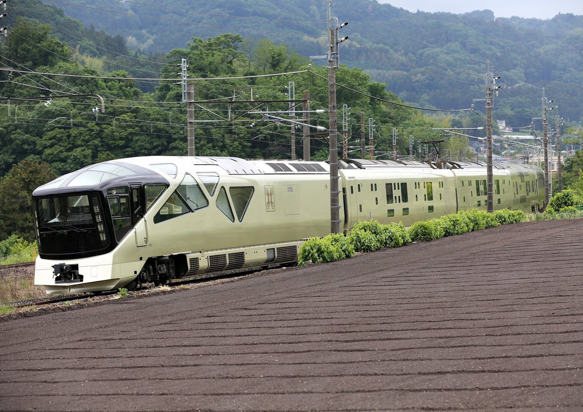 magic74120298's tweet photo. おはようございます😃
上越線
E001系TRAIN SUITE四季島
もっと右側によれば全編成入るか？
＃E001系
＃上越線
＃四季島
2026/05.23 https://t.co/SaDvzEDesE