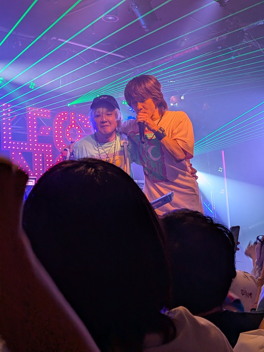 harurint's tweet photo. 今更ながらのー
1枚目名古屋　何の曲？とハテナ飛びまくり。

2枚目広島　立ってられるのか？スタンディング。→楽しくてあっという間

3枚目高松　ミッチミチ高松。激アツ！
未だに野蝶の余韻ありまくる。
近すぎてライブハウスハマりそう！

※もれなく夫が沼りました（笑）

#エレナイネタバレ26 https://t.co/Hd1vMs9Z45