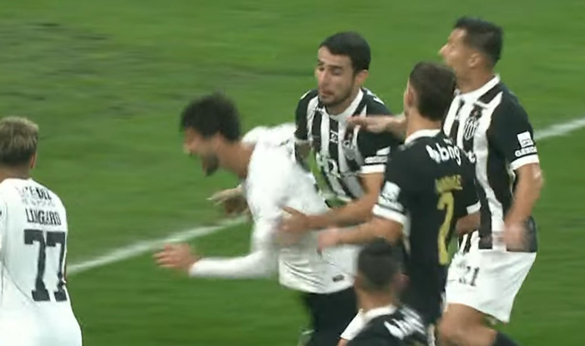 MeuTimao's tweet photo. Pelo visto agora pode agarrar e carregar jogador dentro da área... https://t.co/qIqYRkCZHt