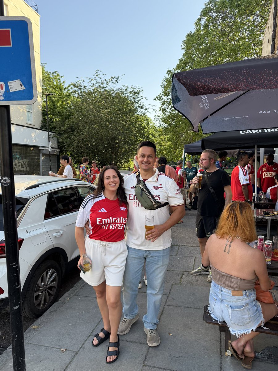 racingblogger's tweet photo. Unbelievable day in North London! ❤️🤍 https://t.co/NuBwaojecs