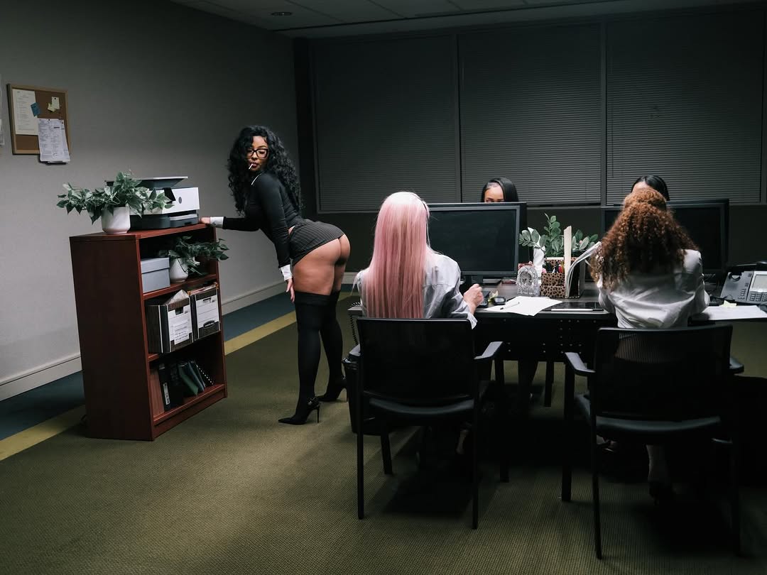 CraveHerGoods's tweet photo. Clocked in and ‘causing distractions. https://t.co/pnvpC4uzqD