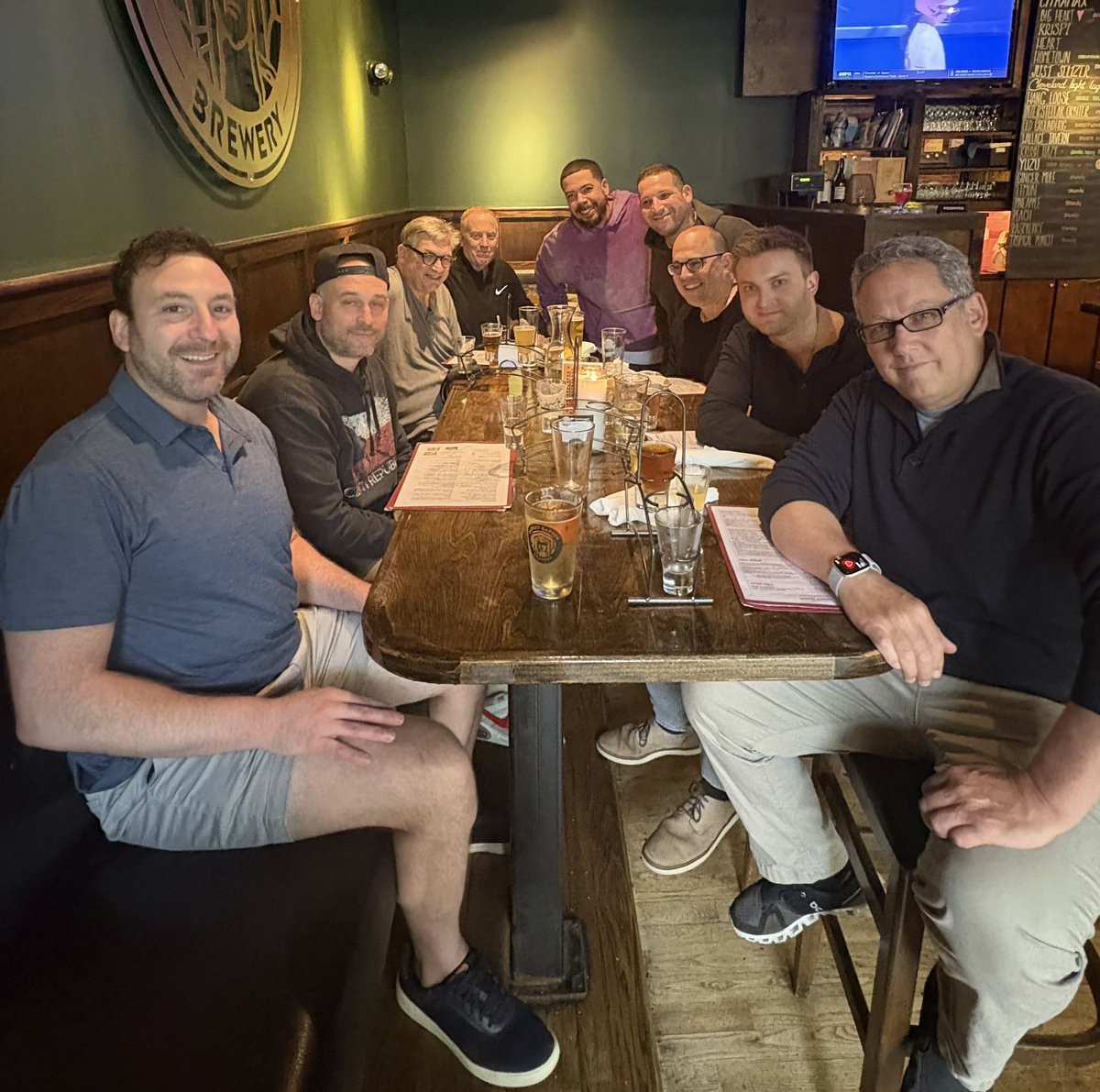MikeVacc's tweet photo. The #Knicks crew, uniting over beers and grub in the ’Land. @IanBegley @SbondyNBA @StevePopper @NYPost_Brazille @jschwartz115 @FredKatz @JLEdwardsIII &amp; Charles Wenzelberg. https://t.co/JFWjHjgM32